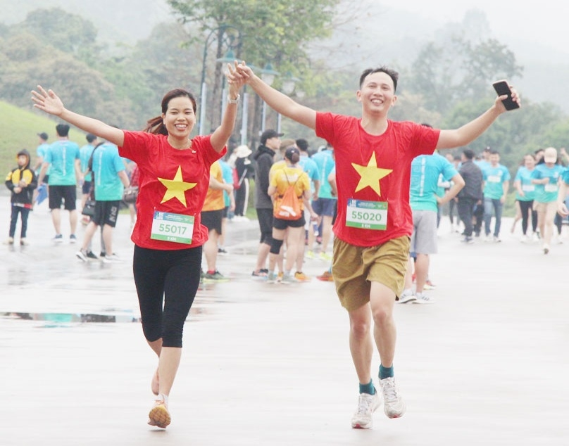 Hơn 2.000 người tham dự “Bước chạy tới đỉnh thiêng” 